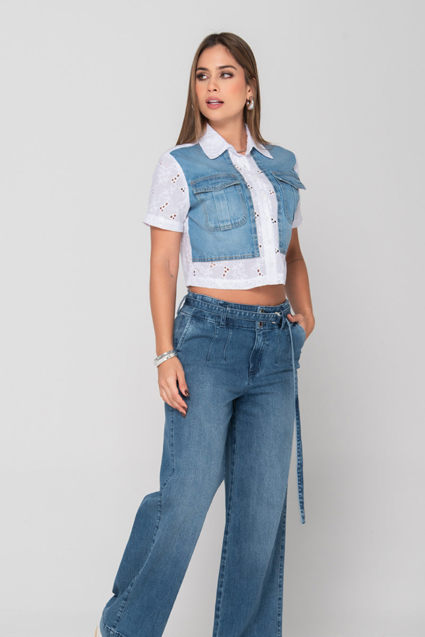 Cami-cropped combinación denim y algodón estilo casual chic