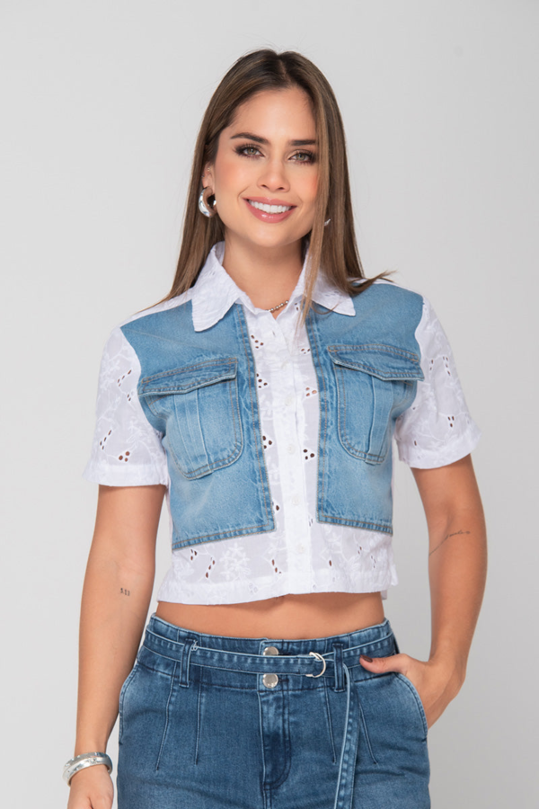 Cami-cropped combinación denim y algodón estilo casual chic
