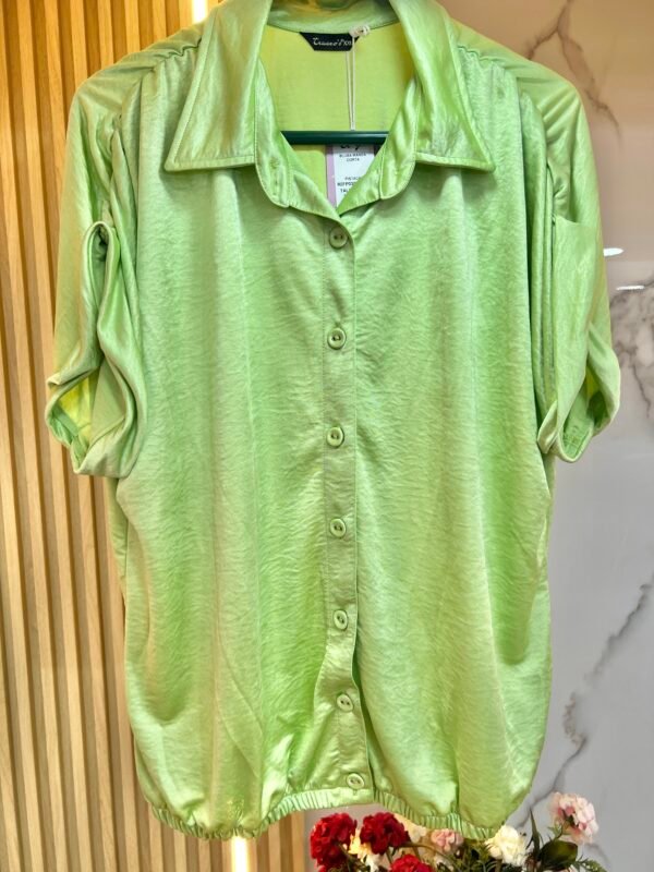 Blusa manga corta satinada con botones a tono sporty chic