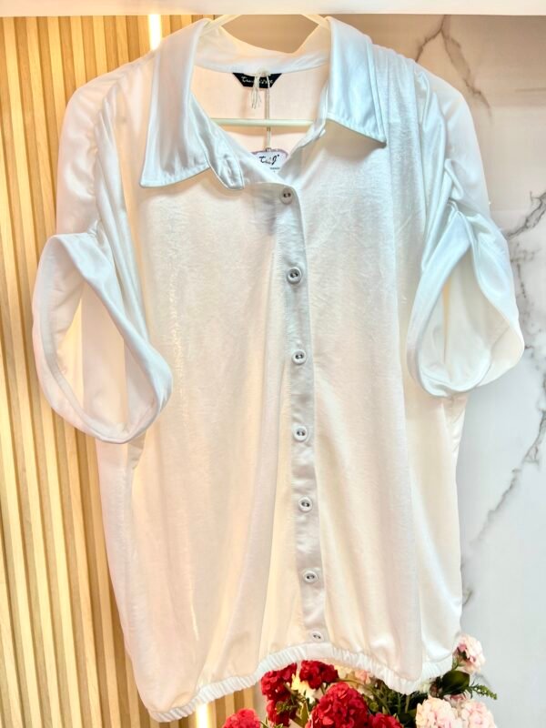 Blusa manga corta satinada con botones a tono sporty chic