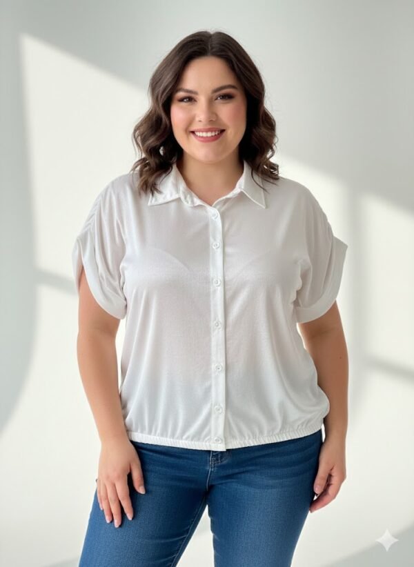 Blusa manga corta satinada con botones a tono sporty chic