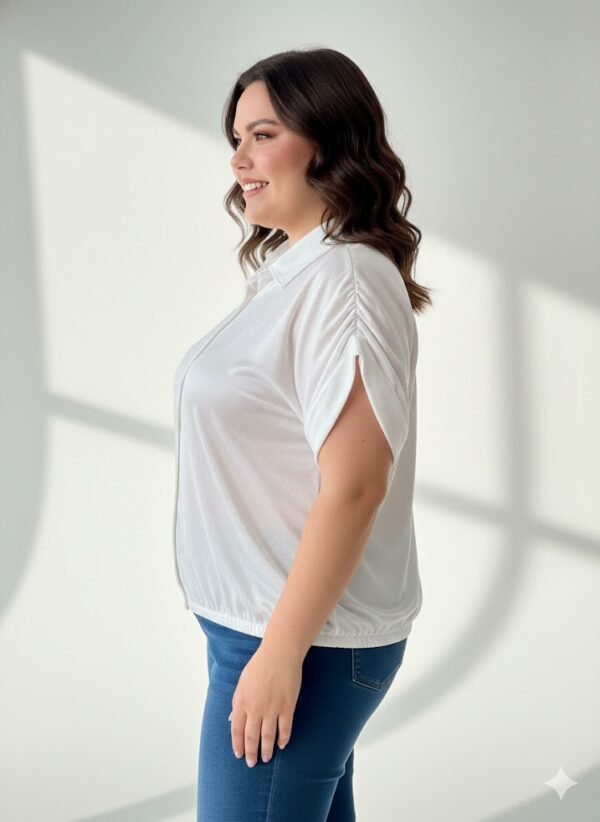 Blusa manga corta satinada con botones a tono sporty chic