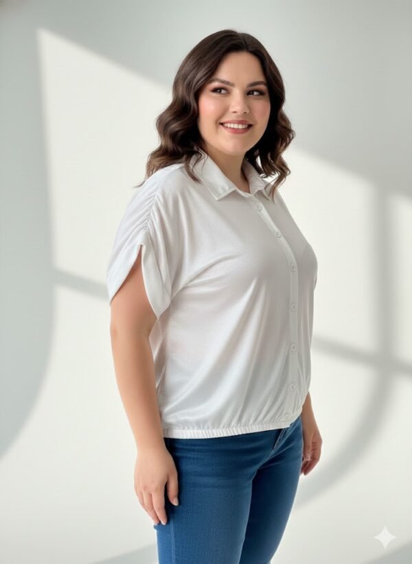 Blusa manga corta satinada con botones a tono sporty chic