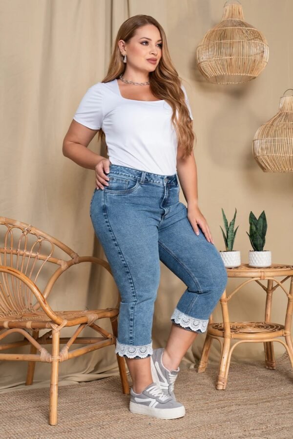 Capri-P22125003-1 Jean Capri Tiro Alto Ruedo con Encaje Plus Size