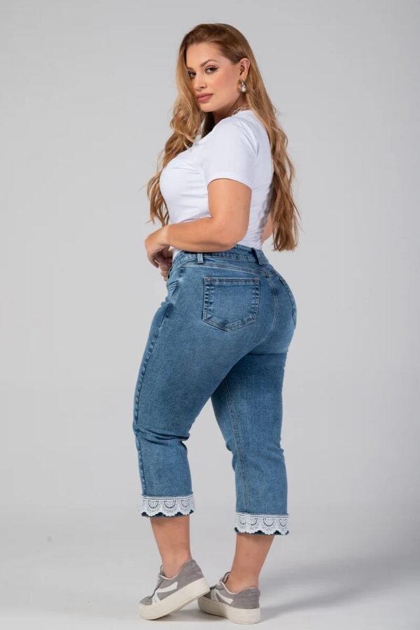 Capri-P22125003-3 Jean Capri Tiro Alto Ruedo con Encaje Plus Size
