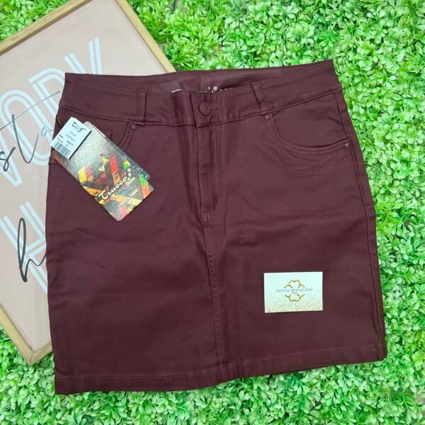 Falda-B4673 (1) Falda Vino Efecto Cuero Sculpt – Poder y Estilo en Cada Paso