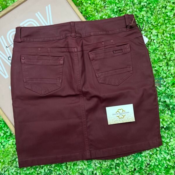 Falda-B4673 (2) Falda Vino Efecto Cuero Sculpt – Poder y Estilo en Cada Paso