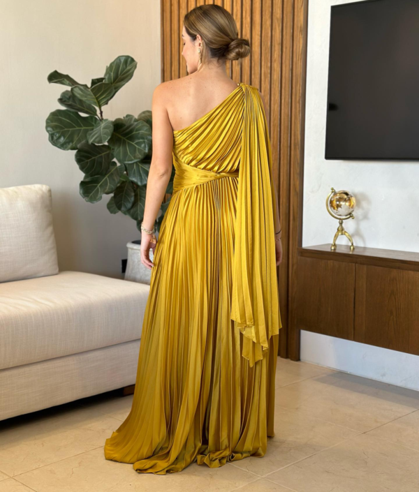 Vestido Plisado Satinado Asimétrico – Elegancia en Movimiento