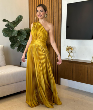 Vestido Plisado Satinado Asimétrico – Elegancia en Movimiento