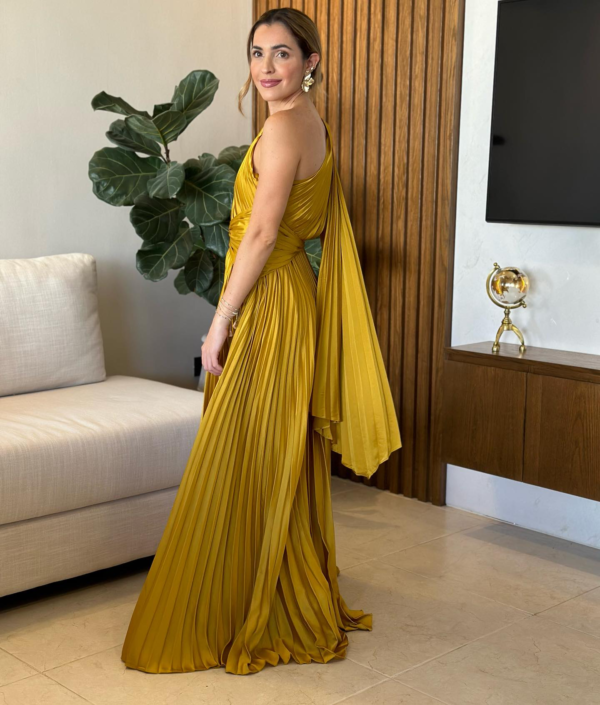 Vestido Plisado Satinado Asimétrico – Elegancia en Movimiento