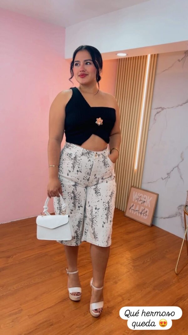 Bermuda Sand Chic – Tiro Alto con Detalle que Enamora