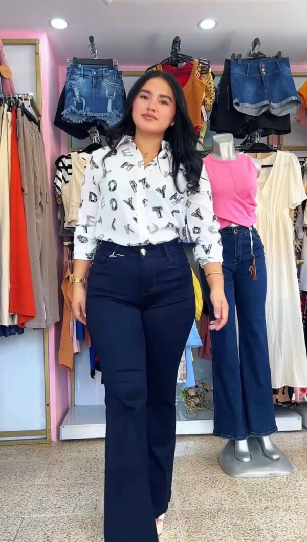 Camisa Urban Script – Estilo Minimalista con Actitud