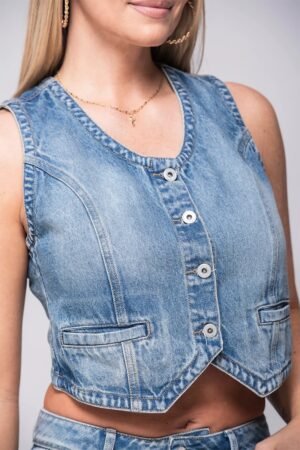 Chaleco-T11035024 (5) Chaleco Denim Sculpt – Estructura & Espalda Cruzada que Define Tu Estilo