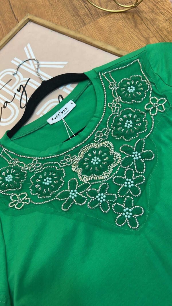 Camiseta Emerald Pearl - Estilo Elegant Bloom