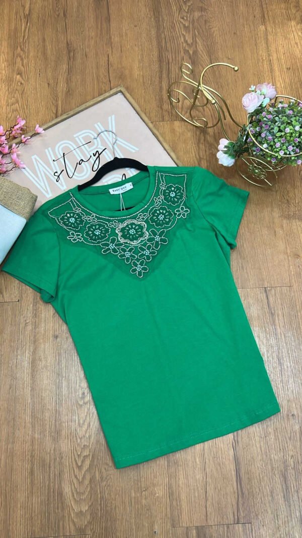 Camiseta Emerald Pearl - Estilo Elegant Bloom