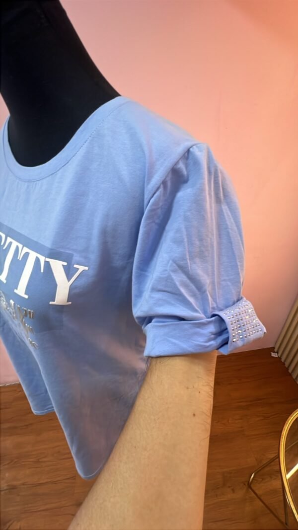Camiseta Azure Glow - Casual Elegante con Manga Princesa y Pedrería