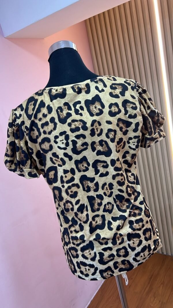 Camiseta Wild Muse - Casual Elegante con Manga Princesa Animal Print