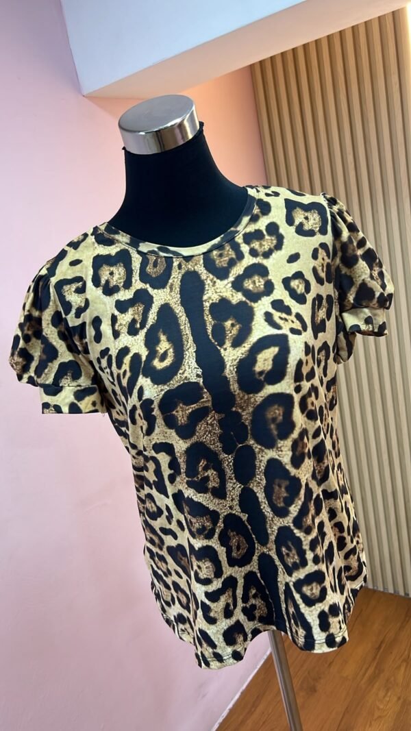 Camiseta Wild Muse - Casual Elegante con Manga Princesa Animal Print