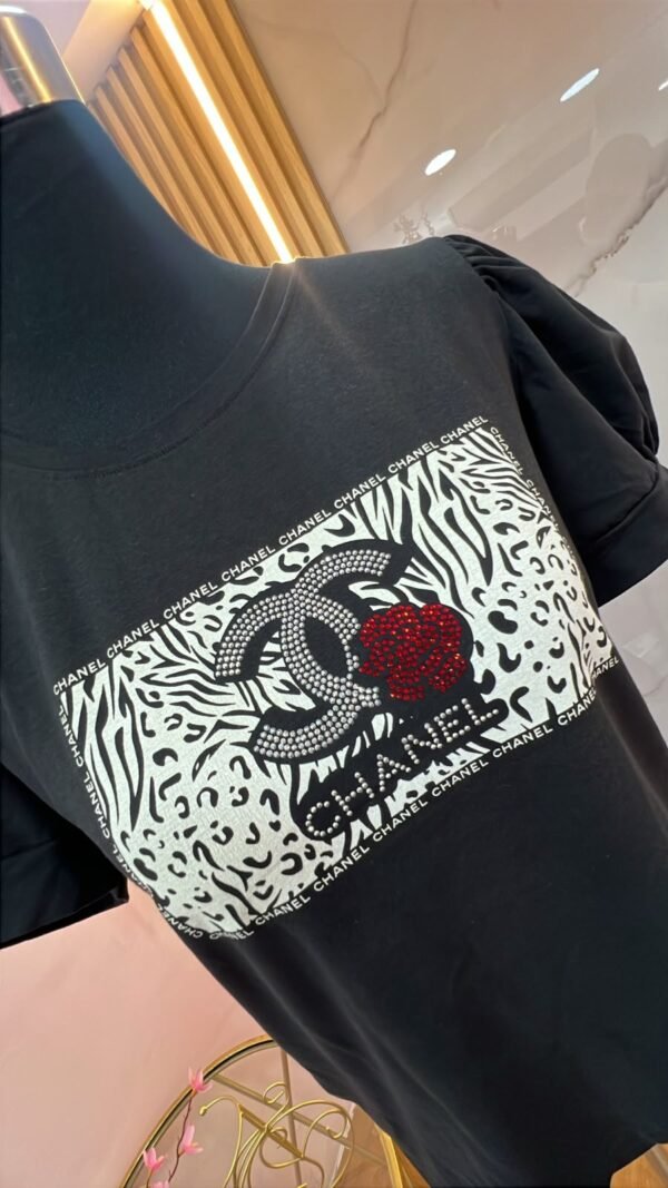 Camiseta Iconic Zebra - Casual Elegante con Manga Princesa y Pedrería