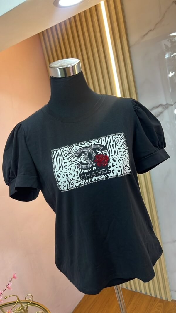 Camiseta Iconic Zebra - Casual Elegante con Manga Princesa y Pedrería