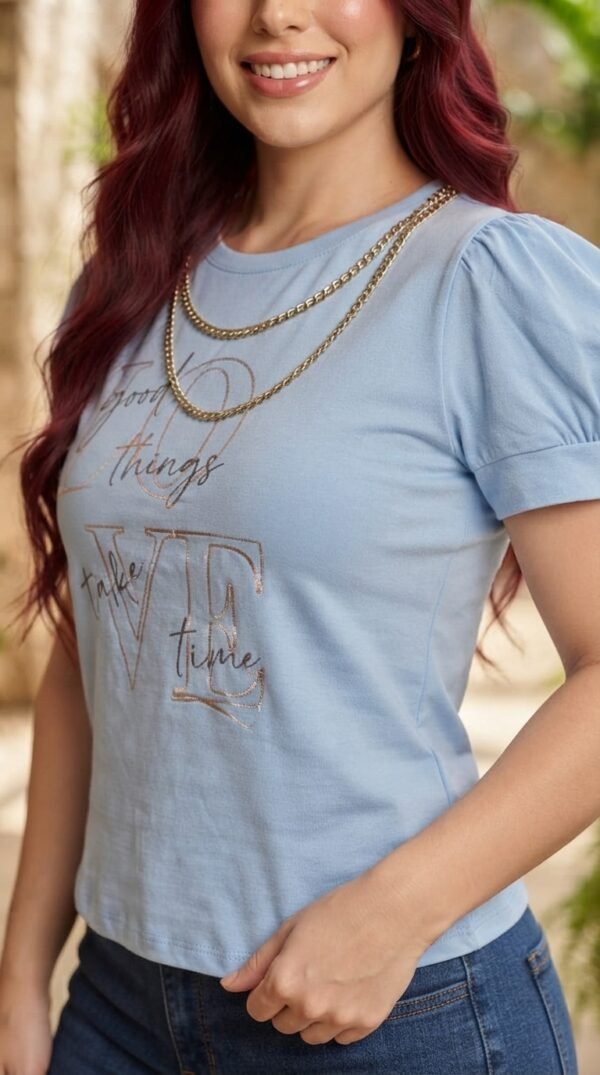 Camiseta Celeste Aura - Casual Elegante con Manga Princesa y Cadena Layering