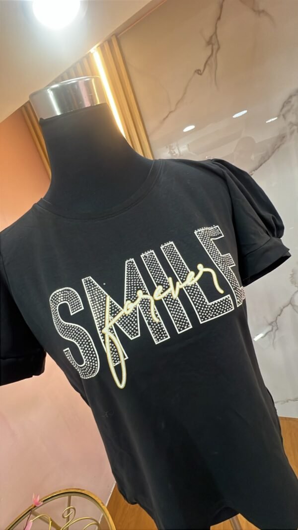 Camiseta Smile Forever - Casual Elegante con Manga Princesa y Pedrería