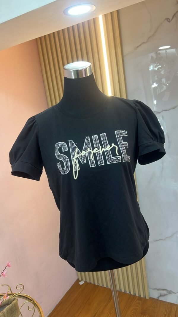 Camiseta Smile Forever - Casual Elegante con Manga Princesa y Pedrería