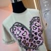 Camiseta Love Shine - Casual Elegante con Pedrería en Forma de Corazón