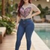 Camiseta Love Shine - Casual Elegante con Pedrería en Forma de Corazón