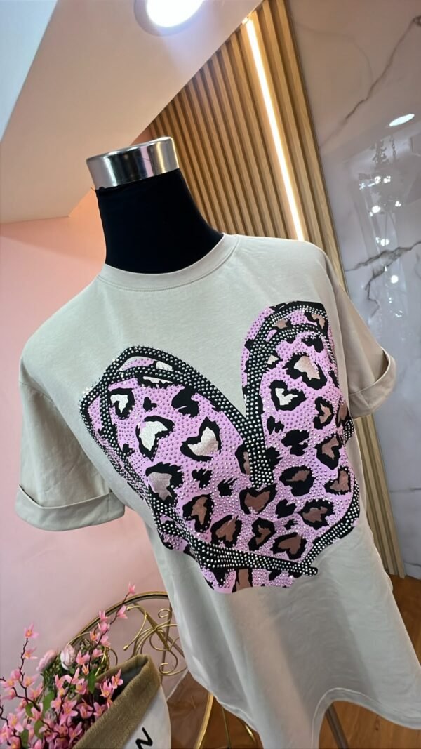 Camiseta Love Shine - Casual Elegante con Pedrería en Forma de Corazón
