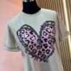 Camiseta Love Shine - Casual Elegante con Pedrería en Forma de Corazón