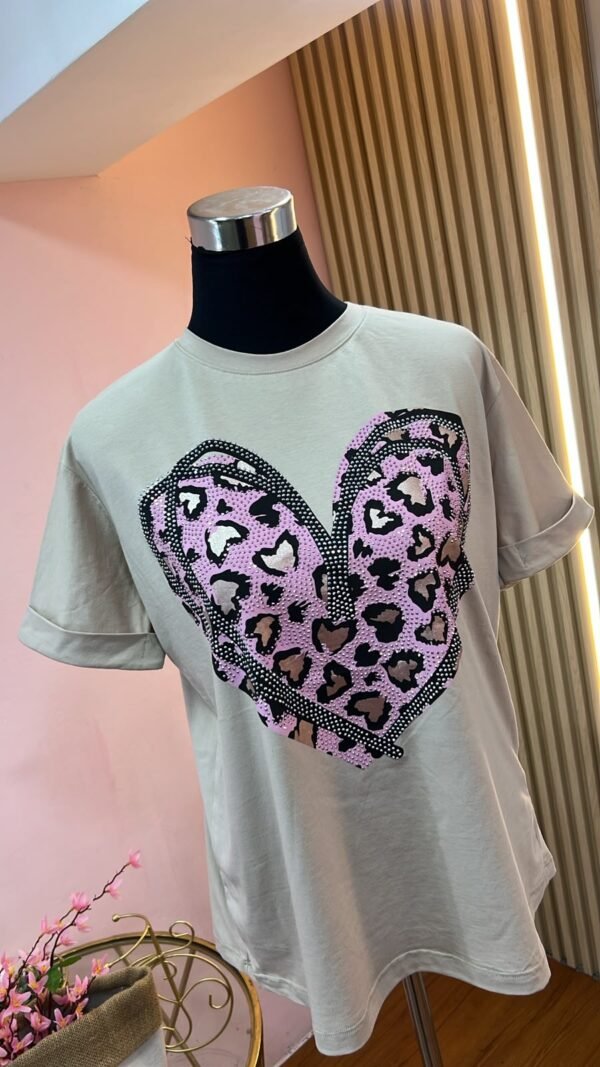Camiseta Love Shine - Casual Elegante con Pedrería en Forma de Corazón