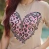 Camiseta Love Shine - Casual Elegante con Pedrería en Forma de Corazón