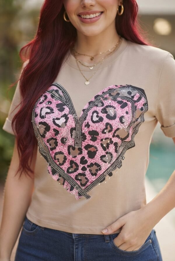 Camiseta Love Shine - Casual Elegante con Pedrería en Forma de Corazón