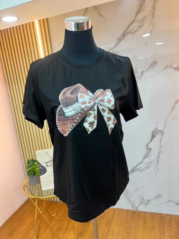 Colección Midnight Glam – Camiseta Negra de Pedrería Slim Fit