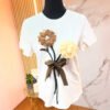 Colección Pearl Blossom – Camiseta Stretch Flor 3D con Perlas Slim Fit