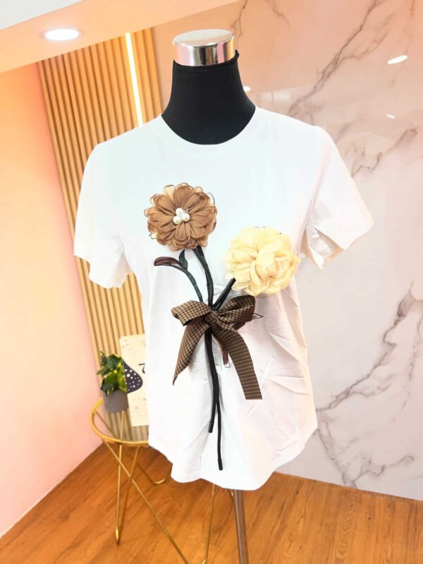 Colección Pearl Blossom – Camiseta Stretch Flor 3D con Perlas Slim Fit