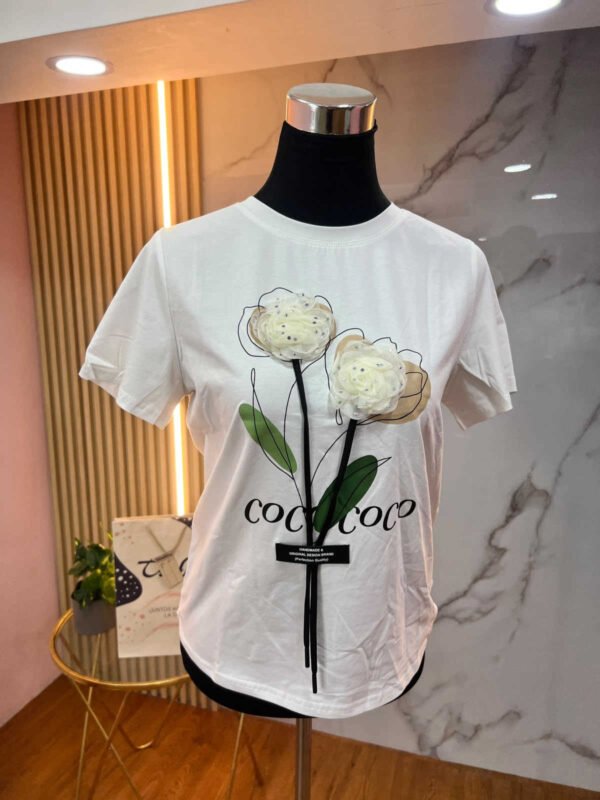Colección Bloom Essence – Camiseta Stretch Flor 3D Slim Fit