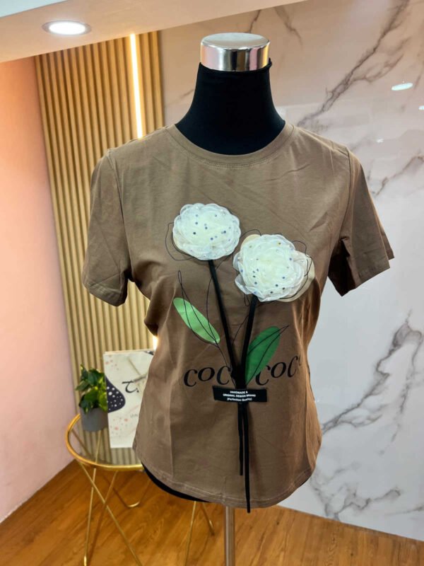 Colección Bloom Essence – Camiseta Stretch Flor 3D Slim Fit